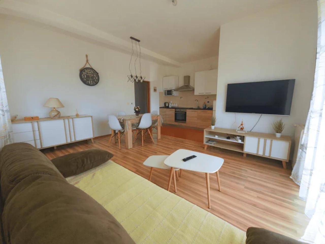 Apartments In Rijeka, Free Parking And Large Terrace, 15Min Drive From The Beach Exterior foto